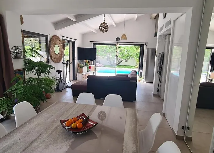 Au Calme Avec Piscine, 600 M De La Casa vacanze Saint-Raphaël