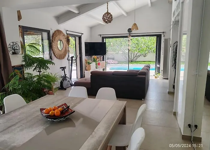 Casa vacanze Au Calme Avec Piscine, 600 M De La Saint-Raphaël