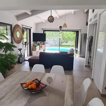 Au Calme Avec Piscine, 600 M De La Casa vacanze Saint-Raphaël