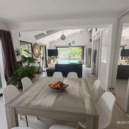 Casa vacanze Au Calme Avec Piscine, 600 M De La *