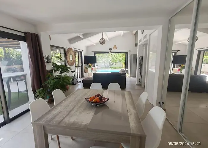 Dom wakacyjny Au Calme Avec Piscine, 600 M De La *